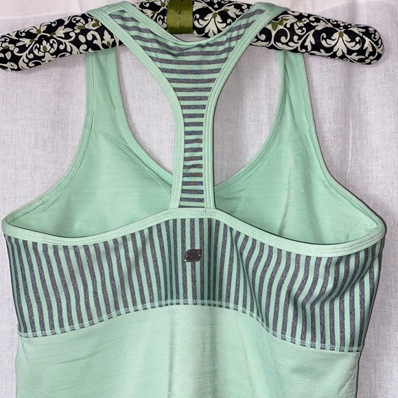 Active tops - Picture 9 of 12